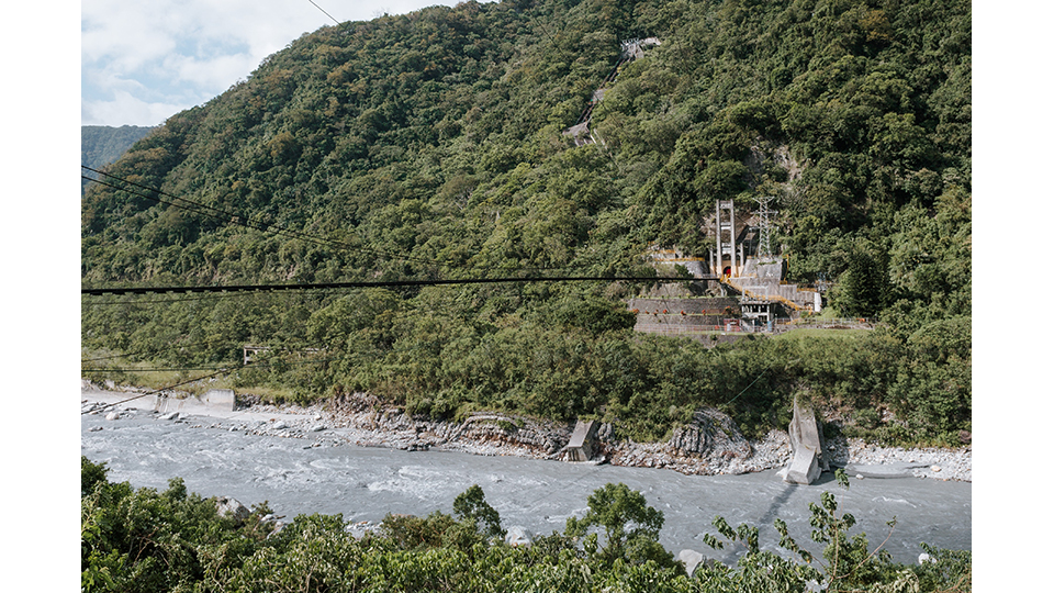 隔岸遠眺建於山壁裡的銅門機組，左下角可以看見日治時期的舊址。